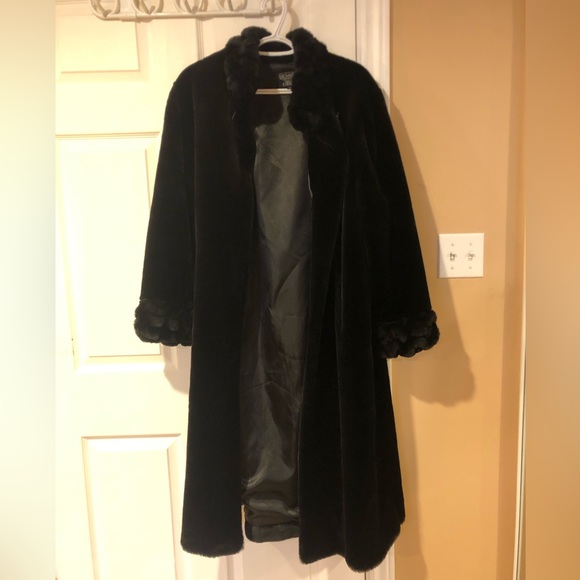 Novelti Petite Faux Fur coat - Onyx Black size 10. - Picture 4 of 7